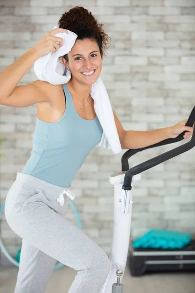 Mujer Joven Haciendo Entrenamiento Con Una Bicicleta Estática —  Fotos de Stock