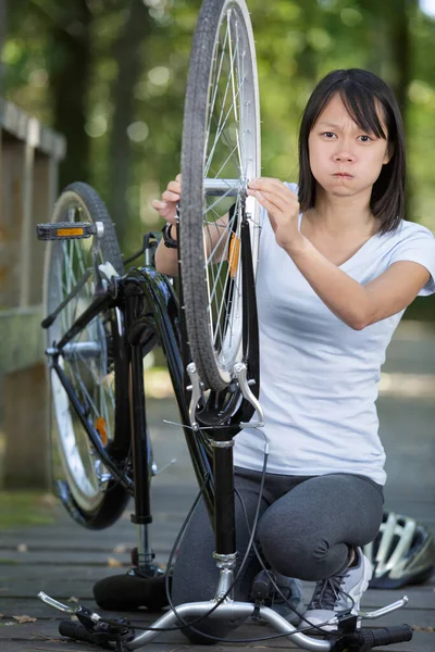 Mulher Frustrada Fixando Uma Corrente Bicicleta Montanha — Fotografia de Stock