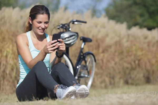 Cyklistka Odpočívá Kukuřičného Pole Pomocí Svého Smartphonu — Stock fotografie