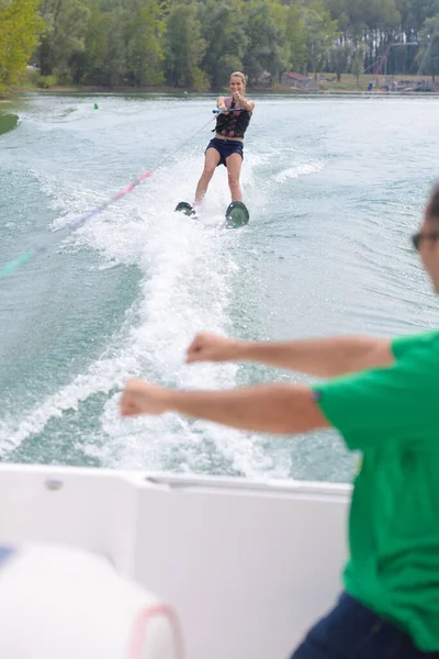 Jonge Vrouw Waterskiën Een Meer — Stockfoto