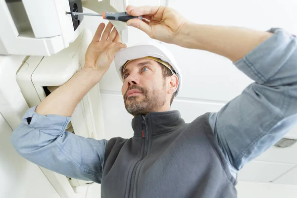 Técnico Condicionado Masculino — Fotografia de Stock