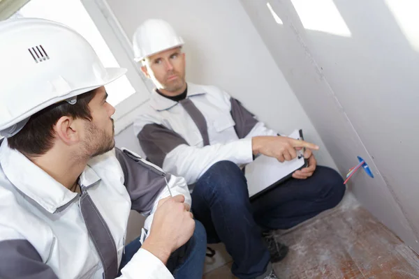 Inspector Que Critica Trabalho Dos Electricistas — Fotografia de Stock