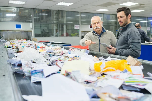 Dar Instrucciones Empleado Fábrica Reciclaje —  Fotos de Stock