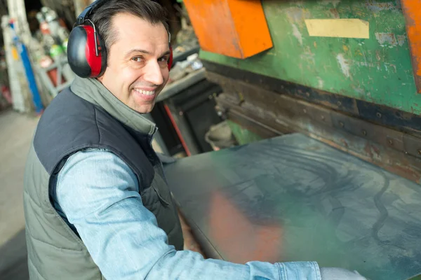 Industriële Werknemer Die Metaalkwaliteit Inspecteert — Stockfoto