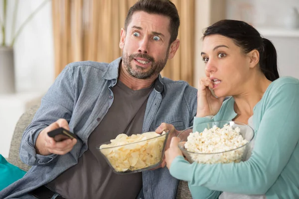 Casal Aterrorizado Assistindo Filme Terror — Fotografia de Stock