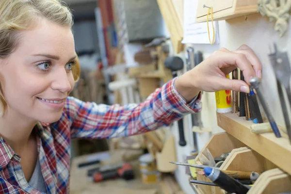 Carpinteiro Feminino Woodworking Woodshop — Fotografia de Stock