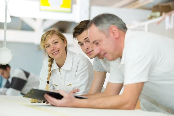 Vrouwelijke Leerling Glimlachen Terwijl Poseren — Stockfoto