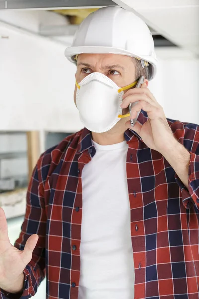Constructor Masculino Con Máscara Polvo Haciendo Una Llamada Telefónica — Foto de Stock