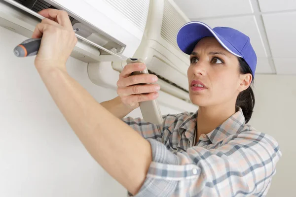 Una Mujer Que Arregla Refrigerador — Foto de Stock
