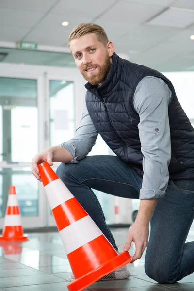 Homem Abaixando Cones Para Avisar Uma Superfície Escorregadia — Fotografia de Stock