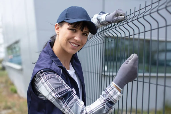 Mujer Trabajador Instalación Valla Metal —  Fotos de Stock