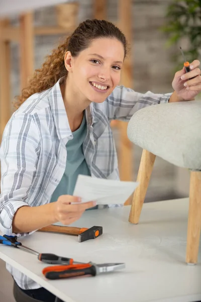 Vacker Ung Kvinna Reparera Stol — Stockfoto