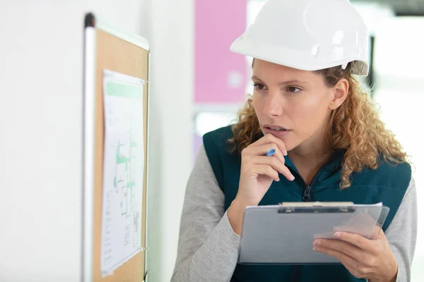 Empreiteira Feminina Num Local Trabalho — Fotografia de Stock