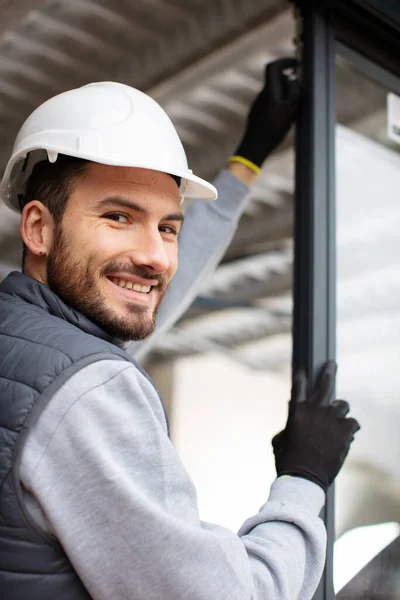 Hombre Trabajador Instala Ventanas Puertas Una Propiedad —  Fotos de Stock