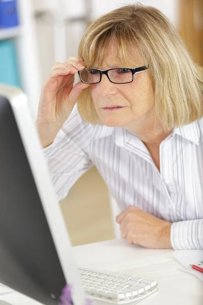 Mulher Sênior Concentrado Usando Laptop — Fotografia de Stock