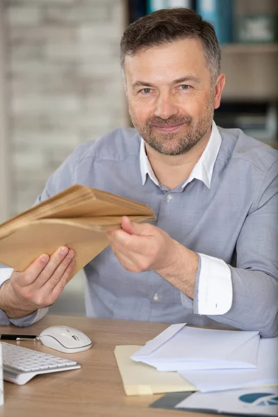 Homem Negócios Feliz Recebendo Envelopes Escritório — Fotografia de Stock