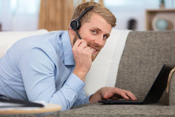 Giovane Uomo Seduto Sul Divano Utilizzando Computer Portatile — Foto Stock