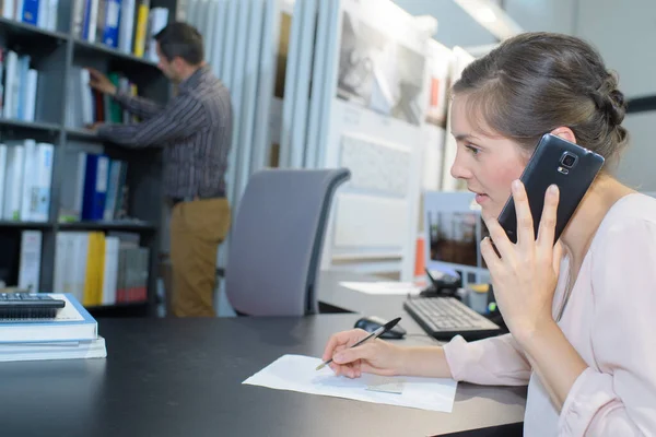 Weergave Van Vrouw Met Een Telefoon Kantoor — Stockfoto