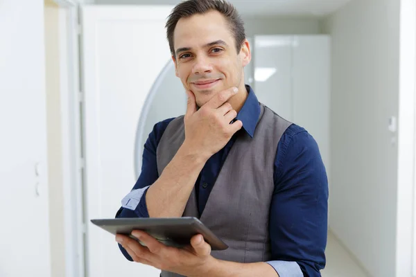 Selbstbewusster Immobilienmakler Mit Tablet — Stockfoto