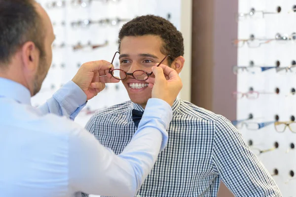 Glad Man Provar Glasögon — Stockfoto