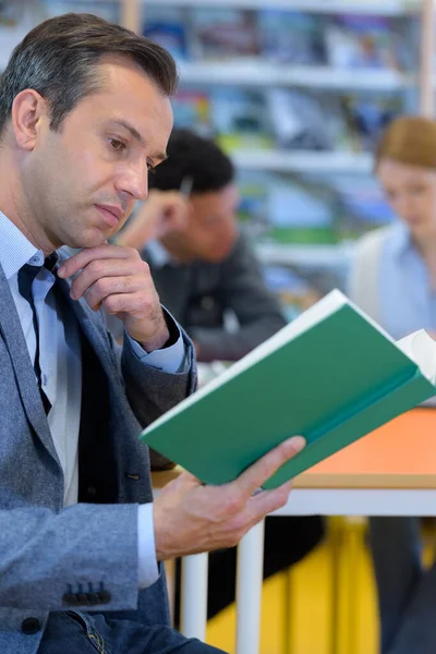 Homme Mûr Lecture Livre Dans Bibliothèque — Photo