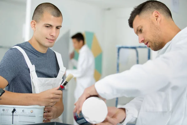 Malerlehrling Bei Der Arbeit — Stockfoto