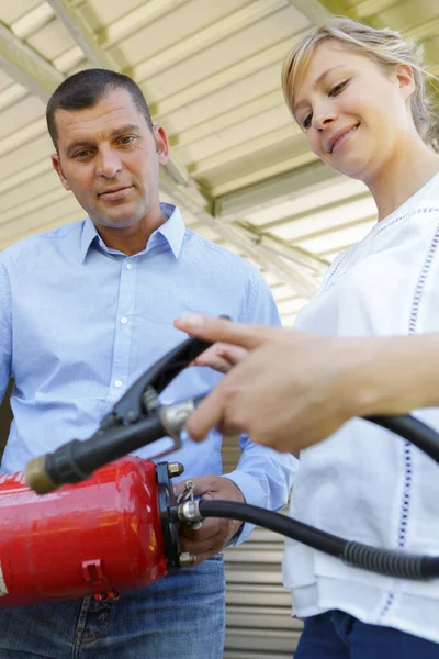 Ehepaar Mit Feuerlöscher — Stockfoto