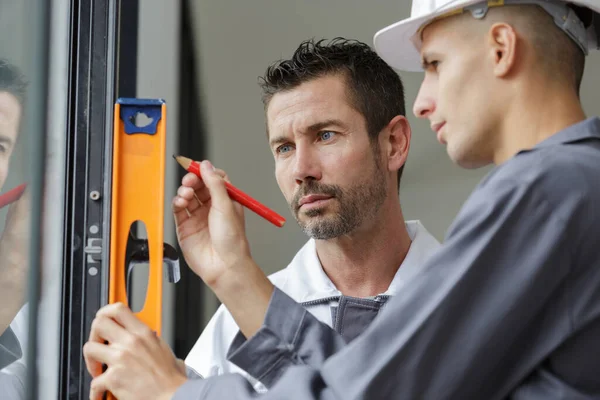 Glücklich Lächelnder Bauunternehmer Mit Werkzeug — Stockfoto