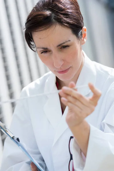 Woman Lab Looking — Stock Photo, Image