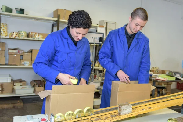 Trabajadores Fábrica Embalaje Latas Caja —  Fotos de Stock