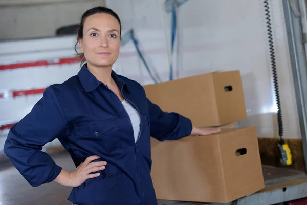 Mujer Con Pila Cajas Embalaje Plano Fábrica —  Fotos de Stock