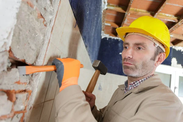 Constructor Masculino Rompiendo Una Pared — Foto de Stock