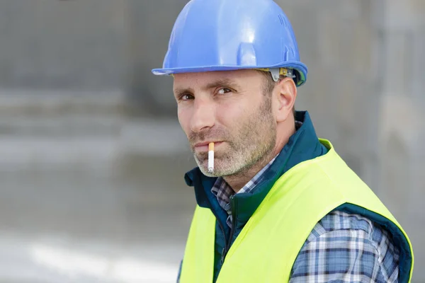 Mężczyzna Pracownik Kamizelce Refekcyjnej Palenie Papierosa — Zdjęcie stockowe