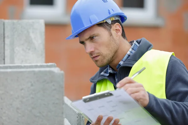 Erbauer Hardhat Mit Klemmbrett Freien — Stockfoto