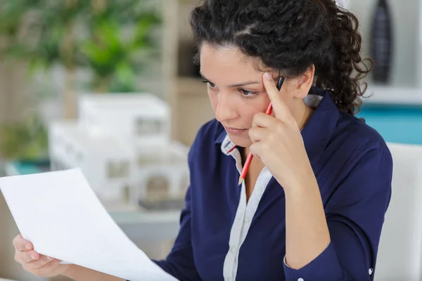 Secretaria Femenina Profundamente Concentrada Leyendo Una Carta —  Fotos de Stock