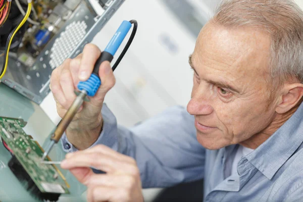 Mature Man Soldering Computer Equipment — Stock Photo, Image