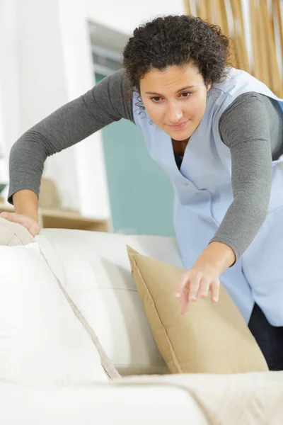 Jong Mooi Vrouw Schoonmaken Sofa — Stockfoto