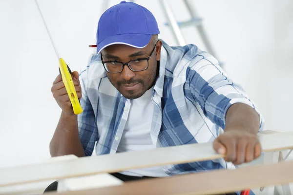 Man Carpenter Cuts Wooden Beam Using Handsaw — Stock Photo, Image