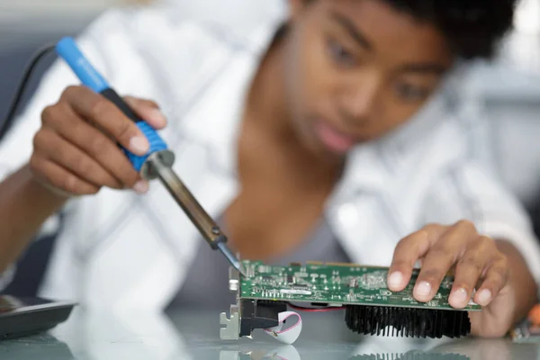 Female Worker Soldering — Stock Photo, Image