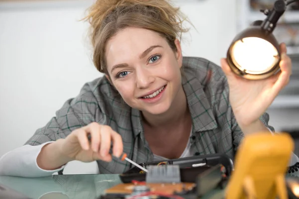 Kvinnlig Tekniker Som Använder Lampa — Stockfoto