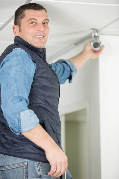 Técnico Cctv Profissional Feliz Ajustando Ângulo Câmera Segurança — Fotografia de Stock