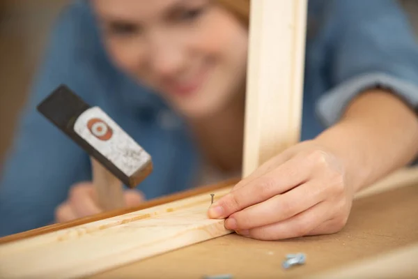 Junge Frau Arbeitet Werkstatt — Stockfoto