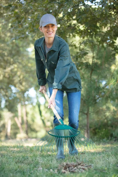 Mulher Loira Trabalhando Com Ancinho Seu Jardim — Fotografia de Stock