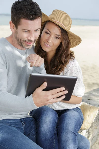 Retrato Casal Feliz Usando Tablet Livre — Fotografia de Stock