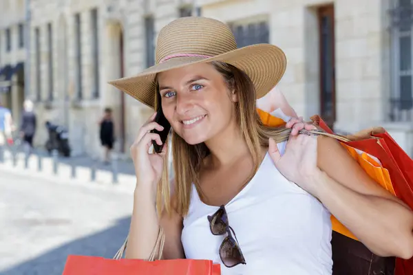 Fotografering Kvinna Som Använder Sin Mobiltelefon När Hon Handlar — Stockfoto