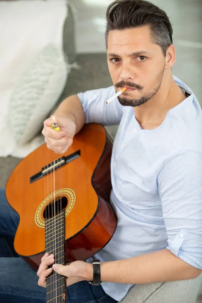 Guitarrista Masculino Acendendo Cigarro — Fotografia de Stock