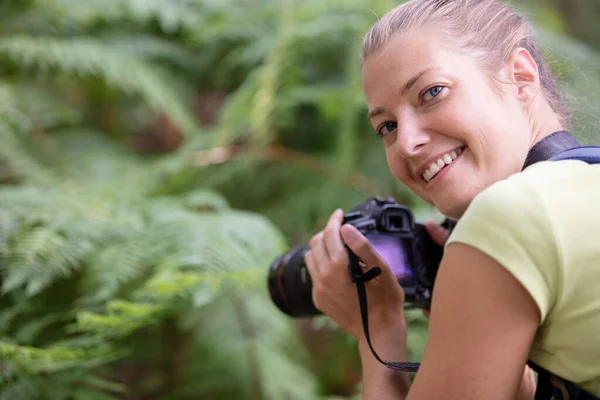 Kvinna Tar Foto Skog — Stockfoto