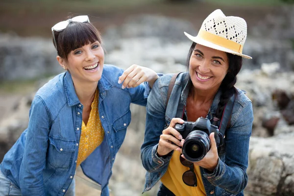 Zwei Freundinnen Mit Kamera Park — Stockfoto