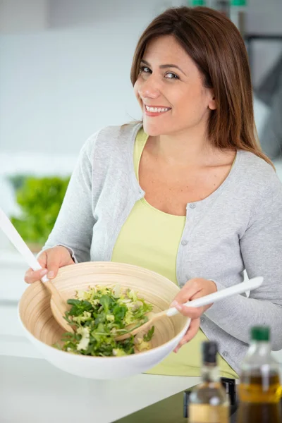 Vrouw Met Gezonde Groente Salade Thuis — Stockfoto