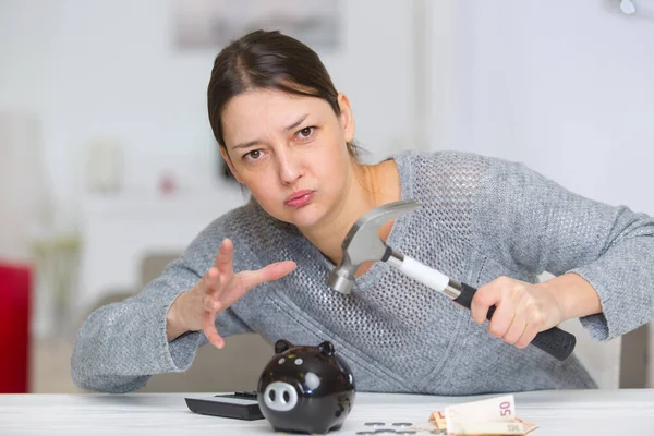 Kvinne Med Grisemyntbank Hammer – stockfoto